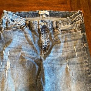 STUDIO BLUE
Kenova Mid Rise Cropped Skinny STUDIO BLUE
Distressed Rolled Jean